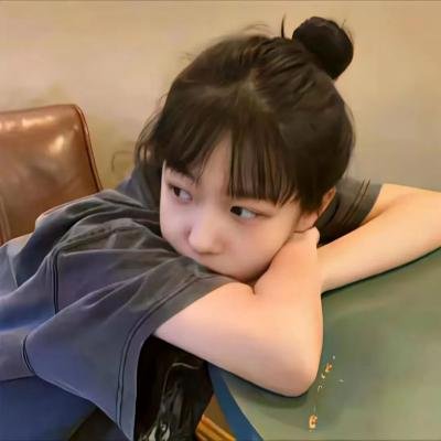 穿风信子蓝的少女